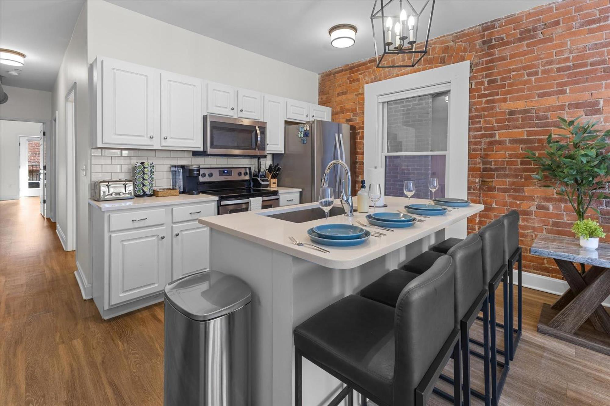 Apartment Steps Away From Mass Ave In Heart Of Indy With Balcony