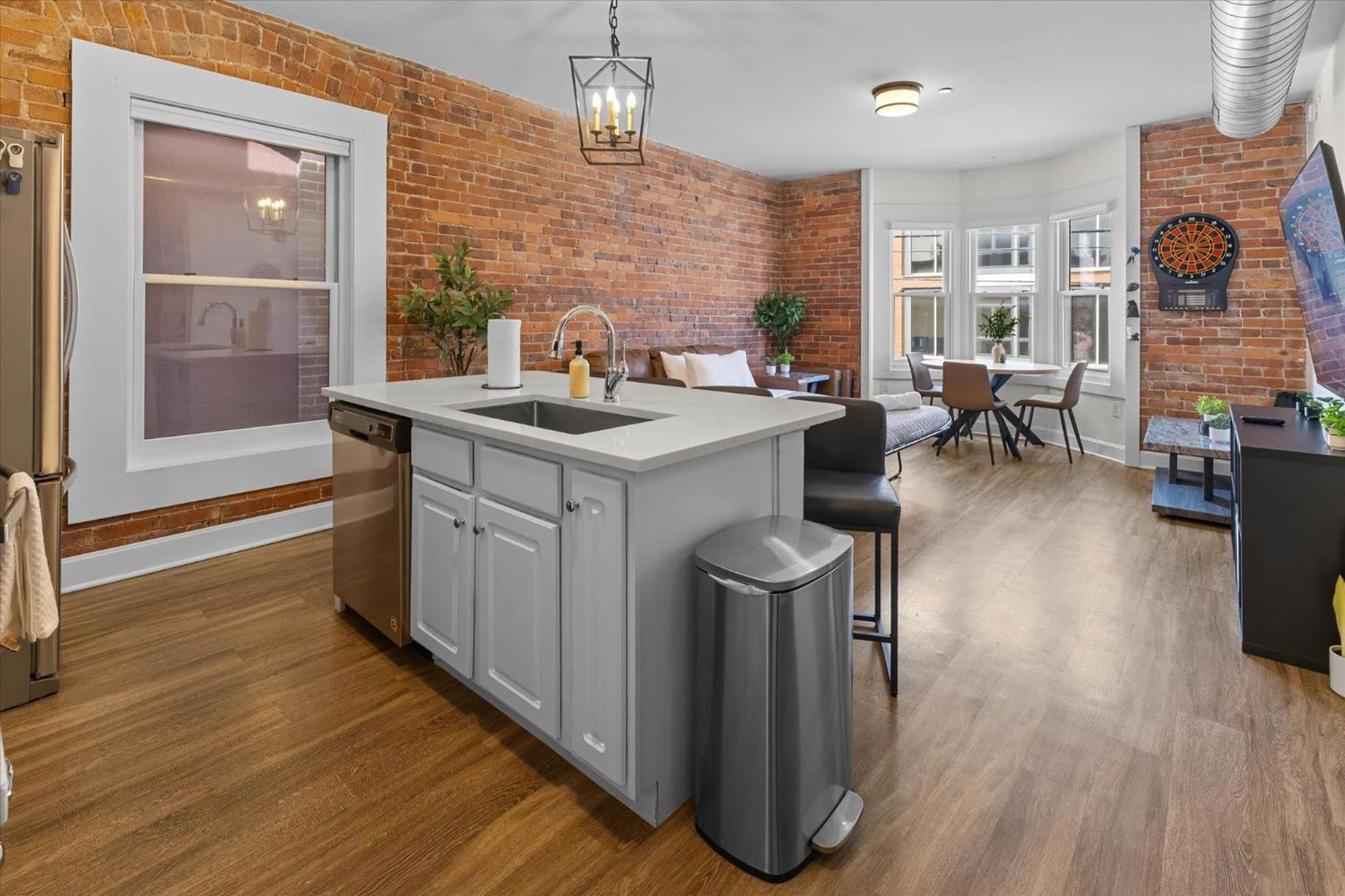 Steps Away From Mass Ave In Heart Of Indy With Balcony Apartment *