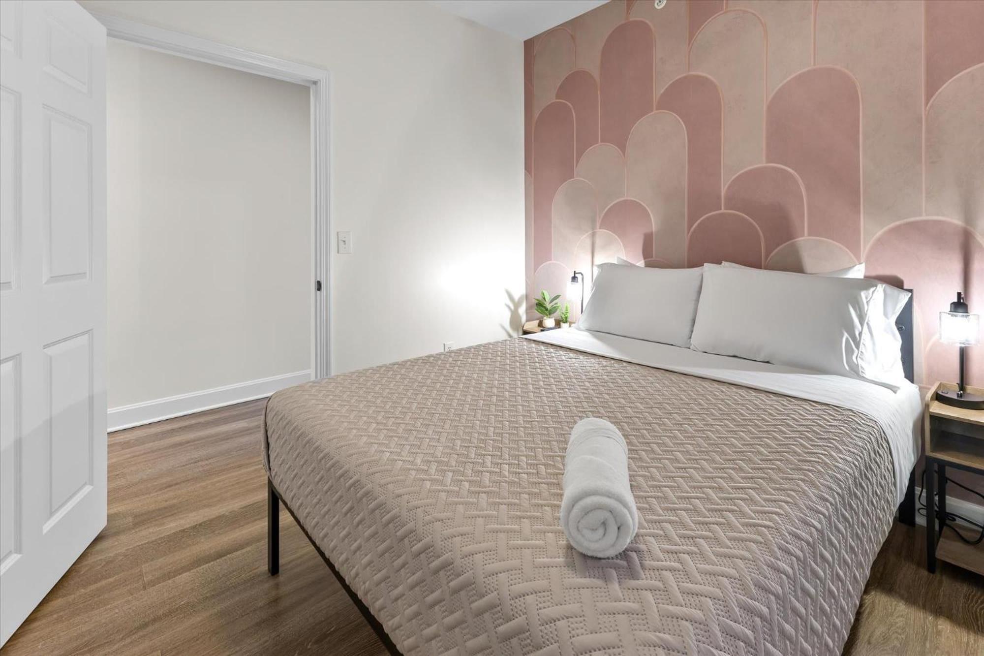 Apartment Steps Away From Mass Ave In Heart Of Indy With Balcony *