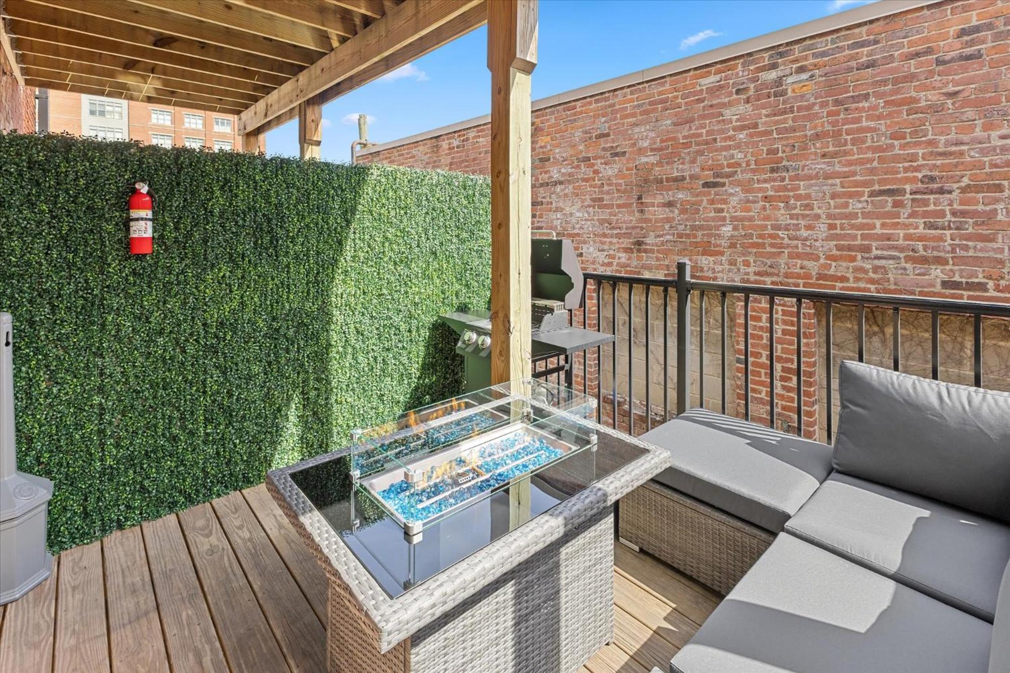Steps Away From Mass Ave In Heart Of Indy With Balcony Apartment *