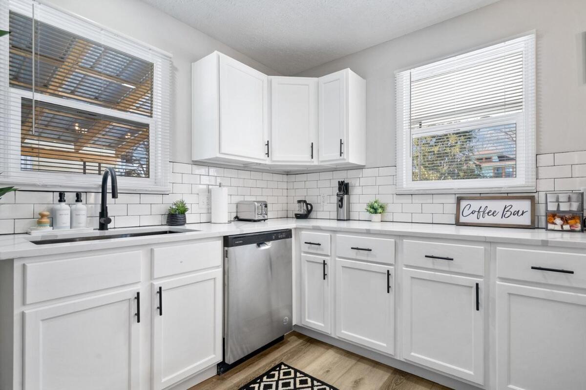 Near Butler! Games, Gym, Yard And Free Parking Holiday home Indianapolis