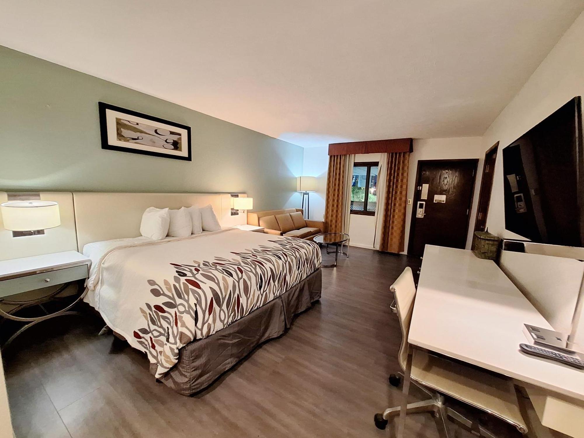 Garnet Waterfront Hotel
