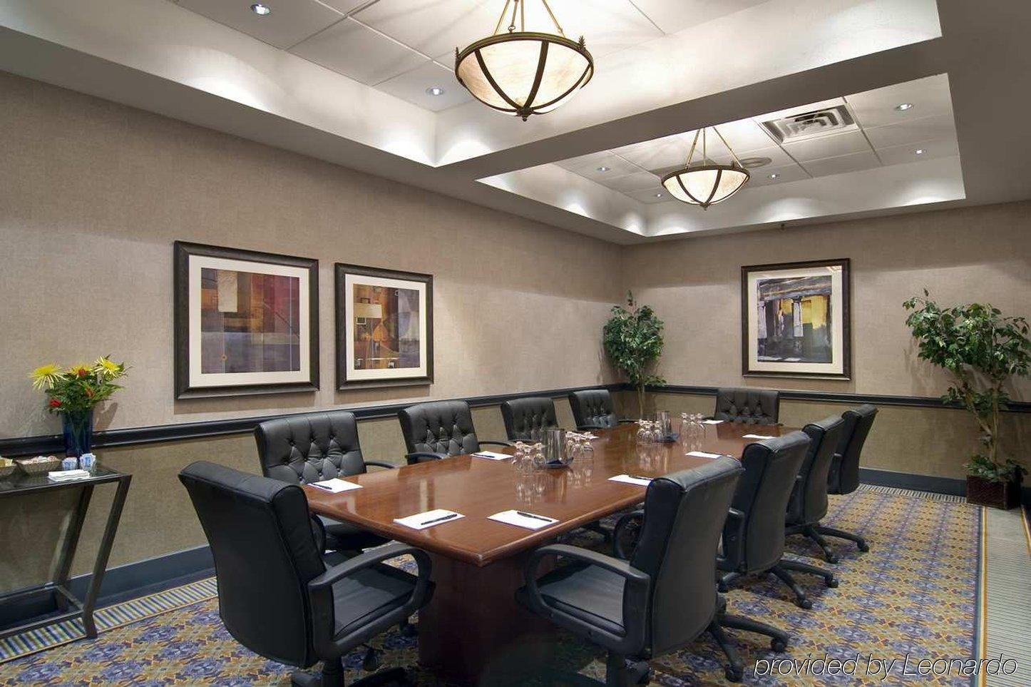 Hotel Embassy By Hilton Downtown Indianapolis