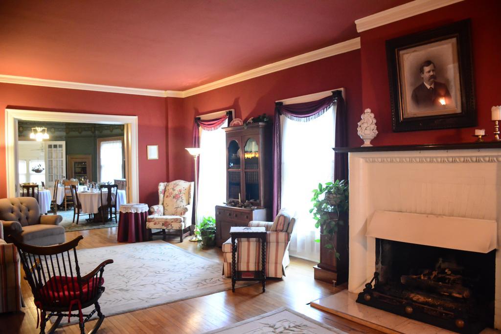 Inn Looking Glass