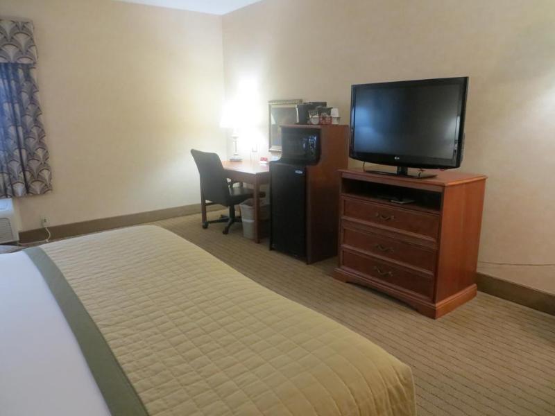 Baymont By Wyndham West Hotel