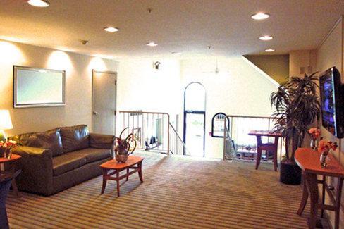 Suburban Hotel 2*