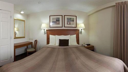 Candlewood Northeast By Ihg Hotel Indianapolis