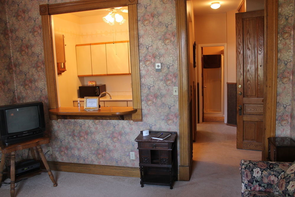 The Harney House 2*