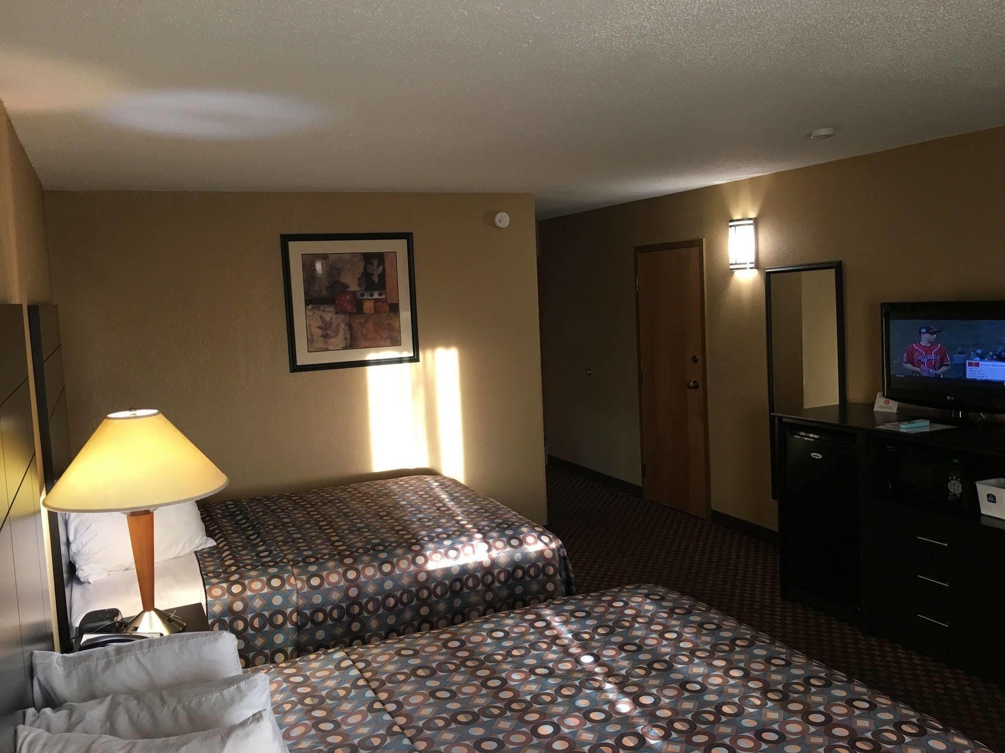 Hotel Country & By Radisson, East, In