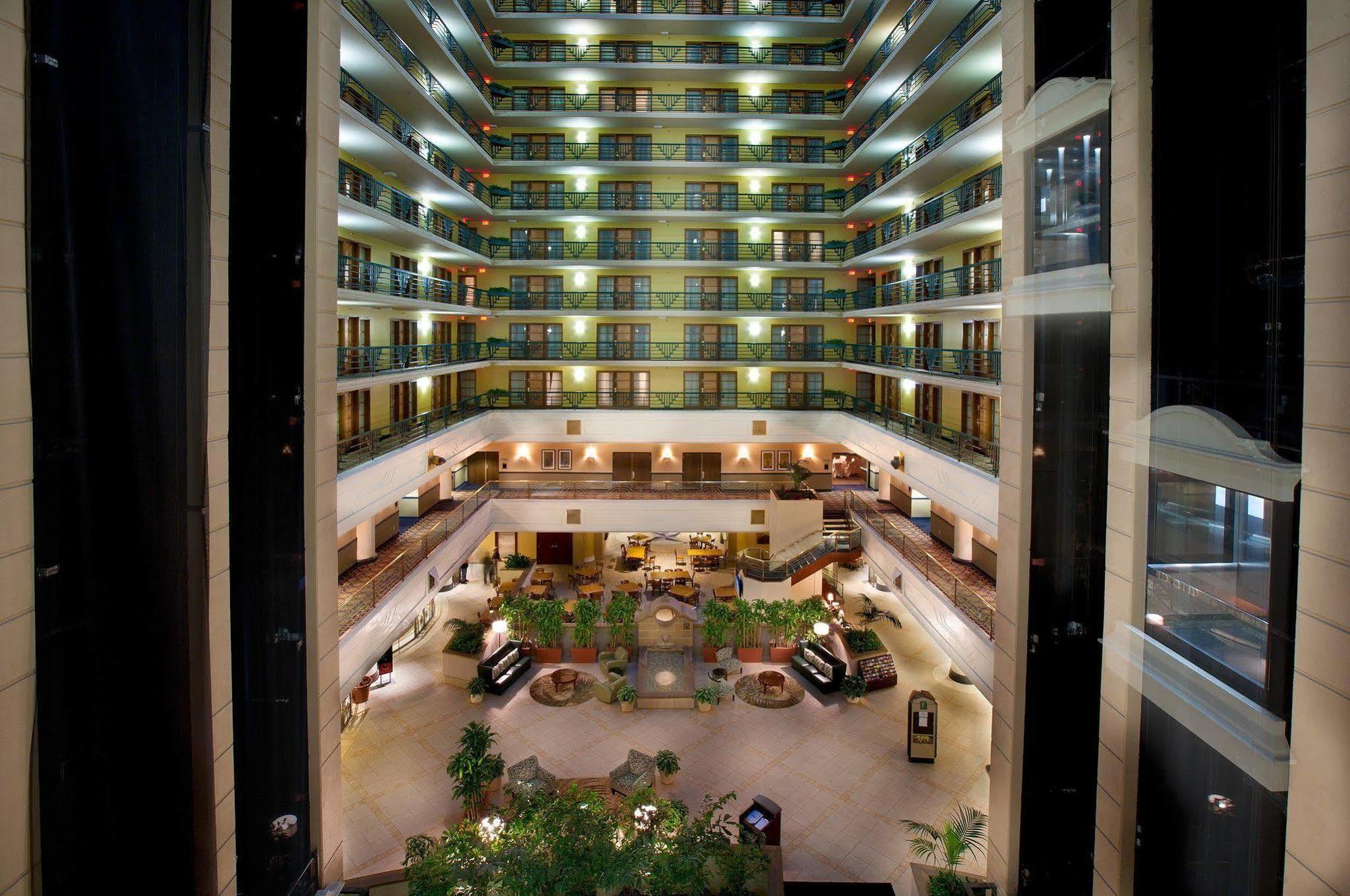 Hotel Embassy By Hilton Downtown Indianapolis