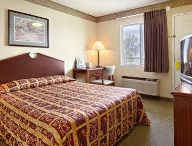 Hotel Super 8 By Wyndham Indianapolis/ne/castleton Area 2*