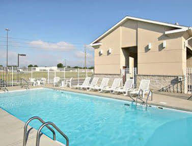 Hotel Super 8 By Wyndham Indianapolis/ne/castleton Area 2*