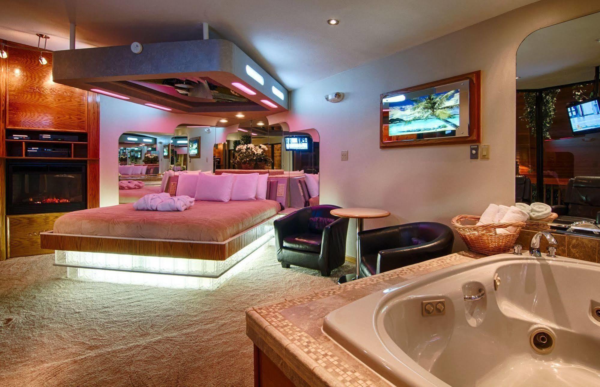 Love hotel Sybaris Pool Indianapolis