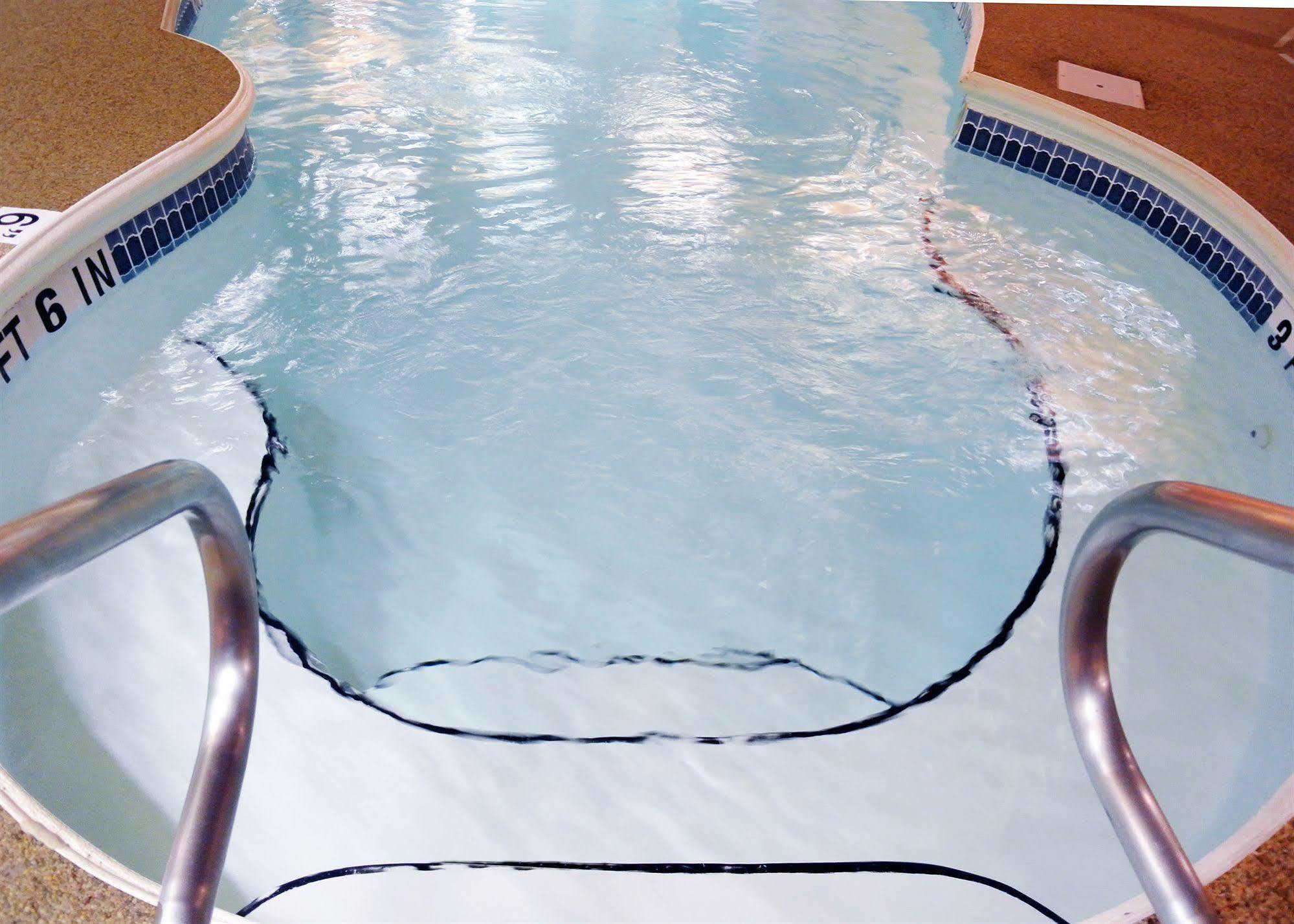 Sybaris Pool Indianapolis Love hotel 2*