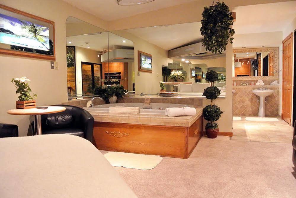 Sybaris Pool Indianapolis Love hotel 2*
