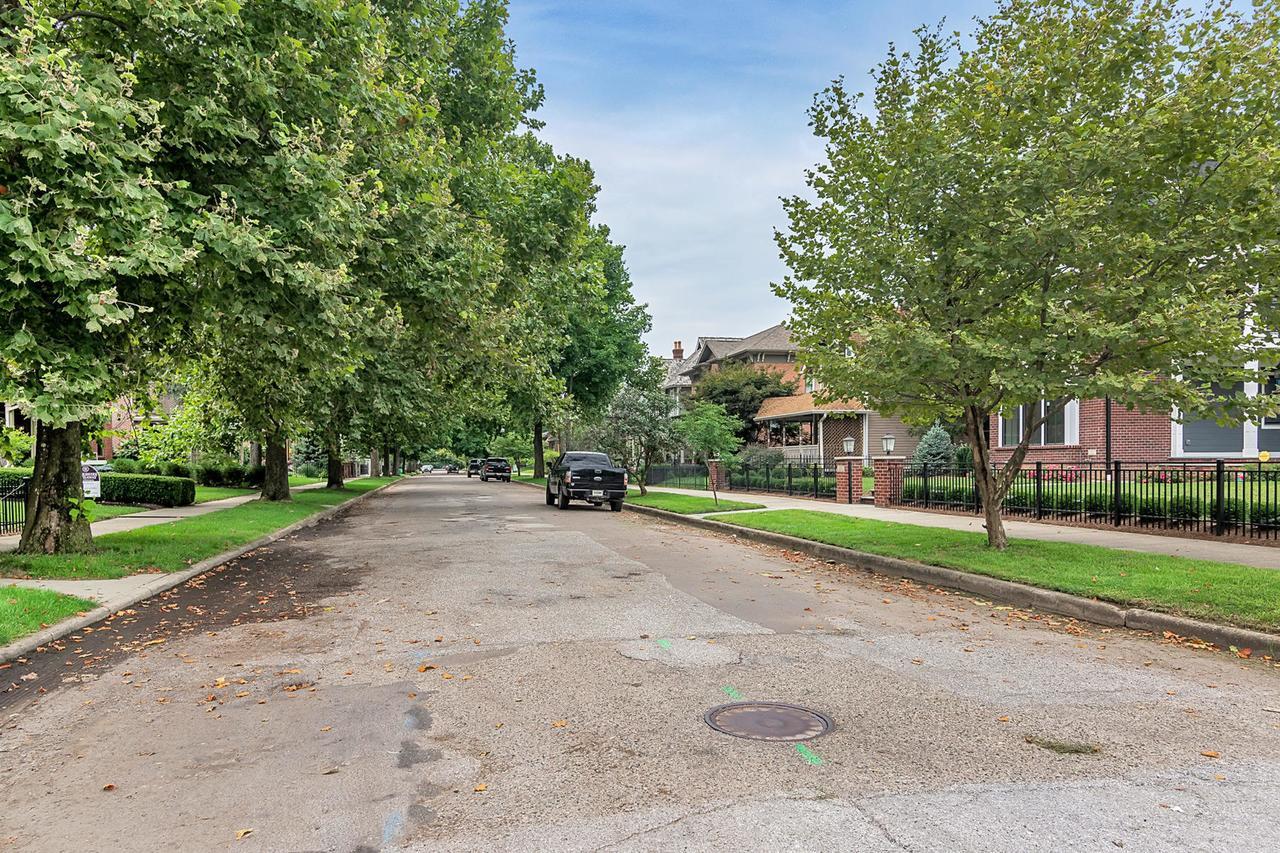 Your In Indy + Free Private Parking, 5min Downtown Indianapolis