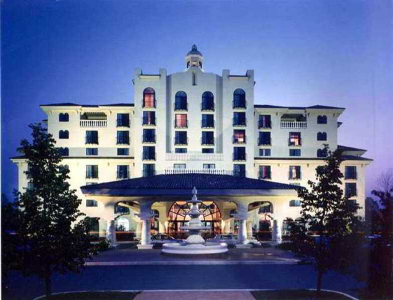 Hotel Embassy By Hilton North Indianapolis