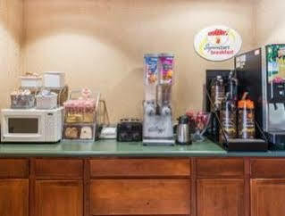 Super 8 By Wyndham Indianapolis/ne/castleton Area Hotel