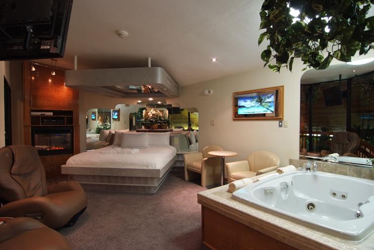 Sybaris Pool Indianapolis Love hotel