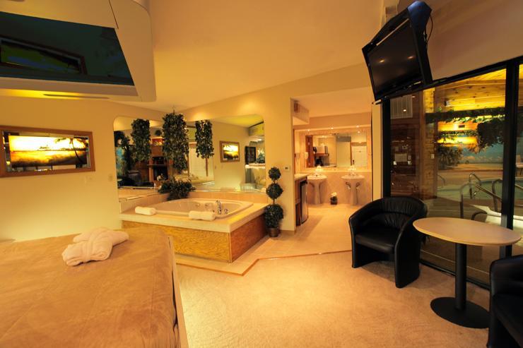 Sybaris Pool Indianapolis Love hotel 2*