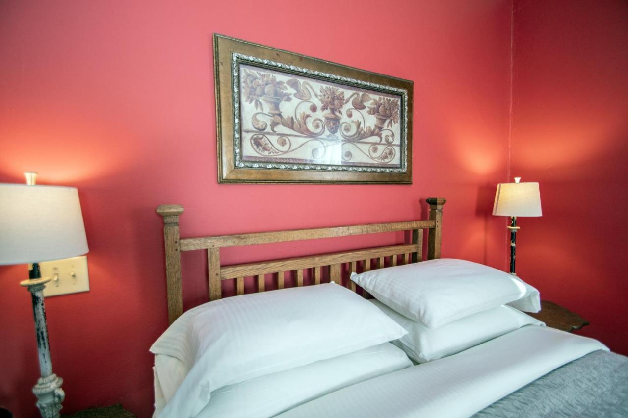 Looking Glass Inn