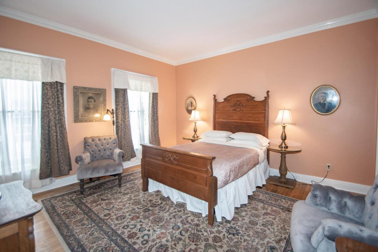 Looking Glass Inn