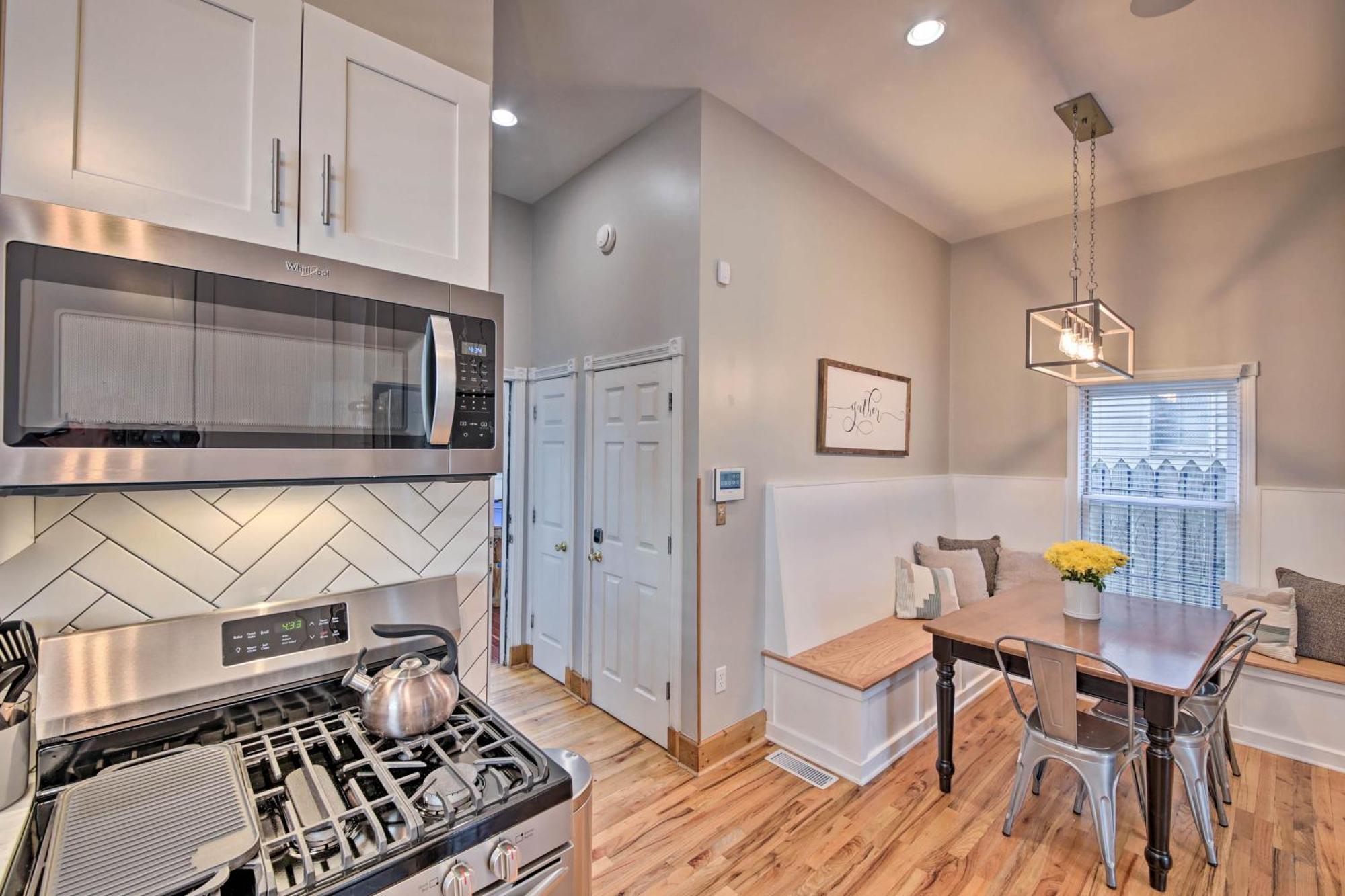 Updated Home, Walk To Lucas Oil! Holiday home Indianapolis