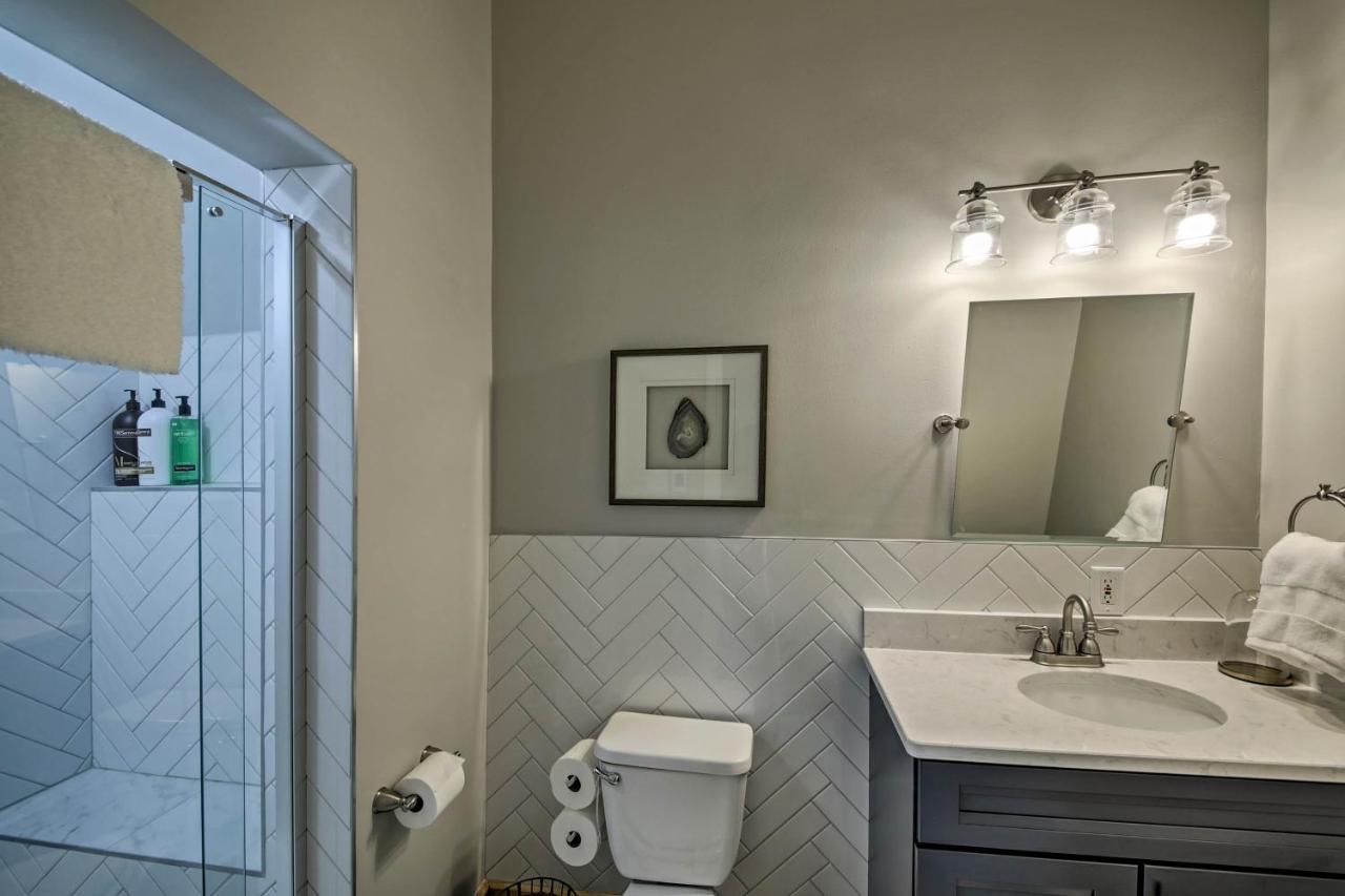Updated Home, Walk To Lucas Oil! Holiday home Indianapolis