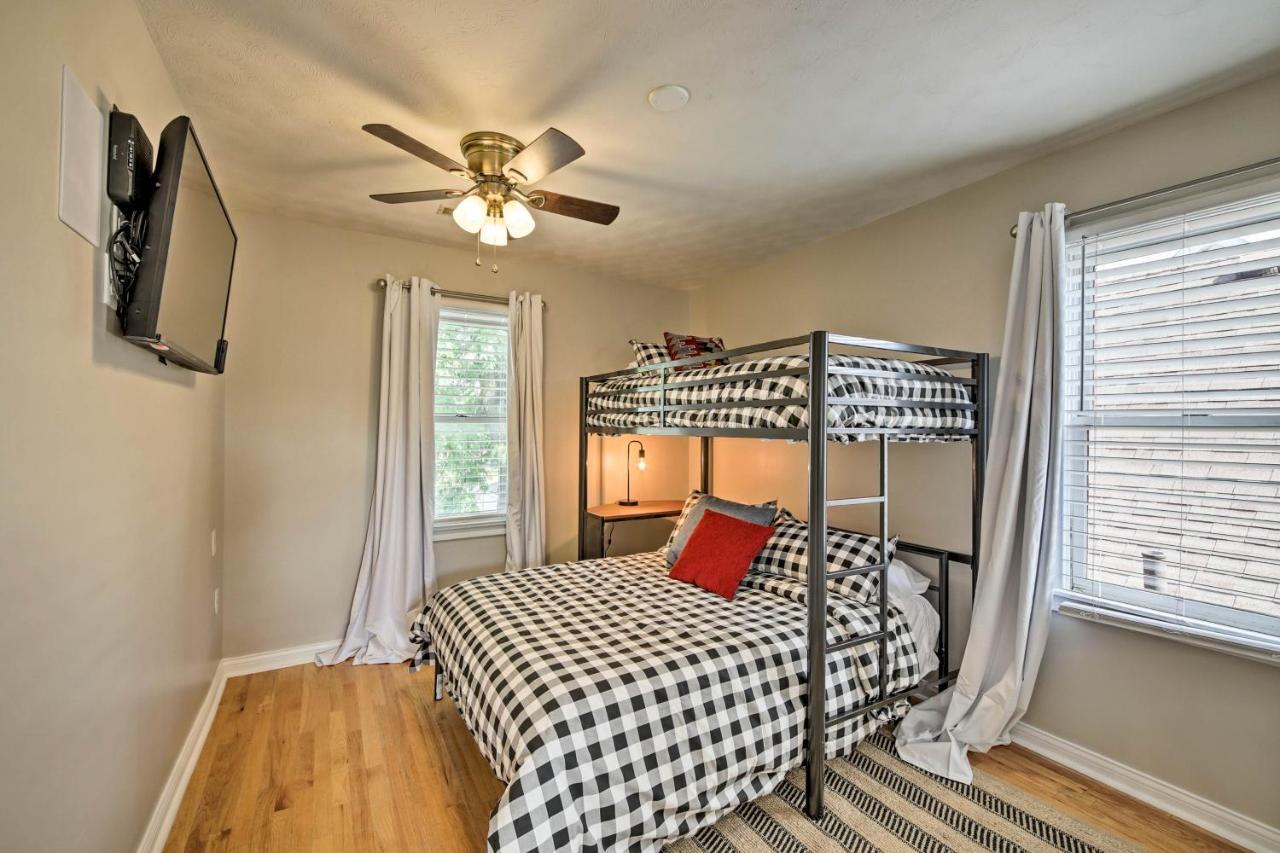 Updated Home, Walk To Lucas Oil! Holiday home