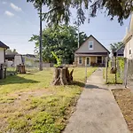 Indianapolis Home With Porch - Close To Mile Square!
