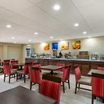 Comfort Inn & Suites North At The Pyramids