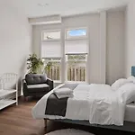 Modern Apt - Downtown Charm - Ideal Location