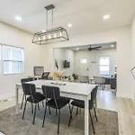 Amazing New Home Minutes To Downtown & Stadium!