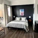 Downtown Studio With Full Kitchen And Bath