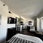 Downtown Studio With Full Kitchen And Bath