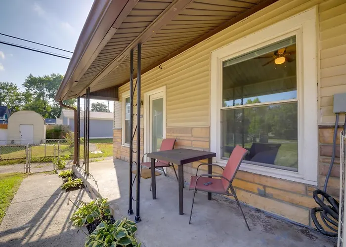 Indianapolis Home With Porch - Close To Mile Square!