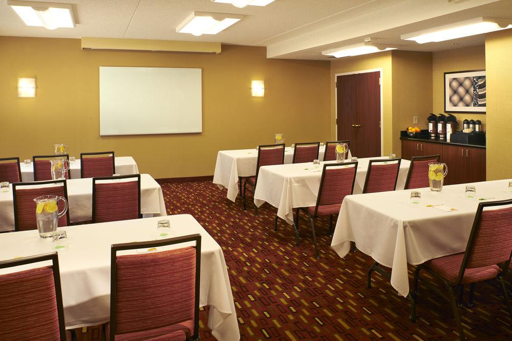Courtyard By Marriott Castleton 3*