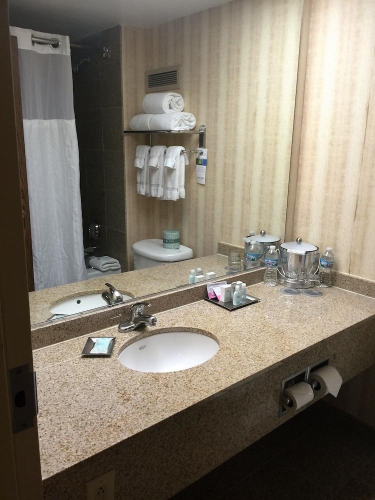 Wyndham Airport Hotel 3*