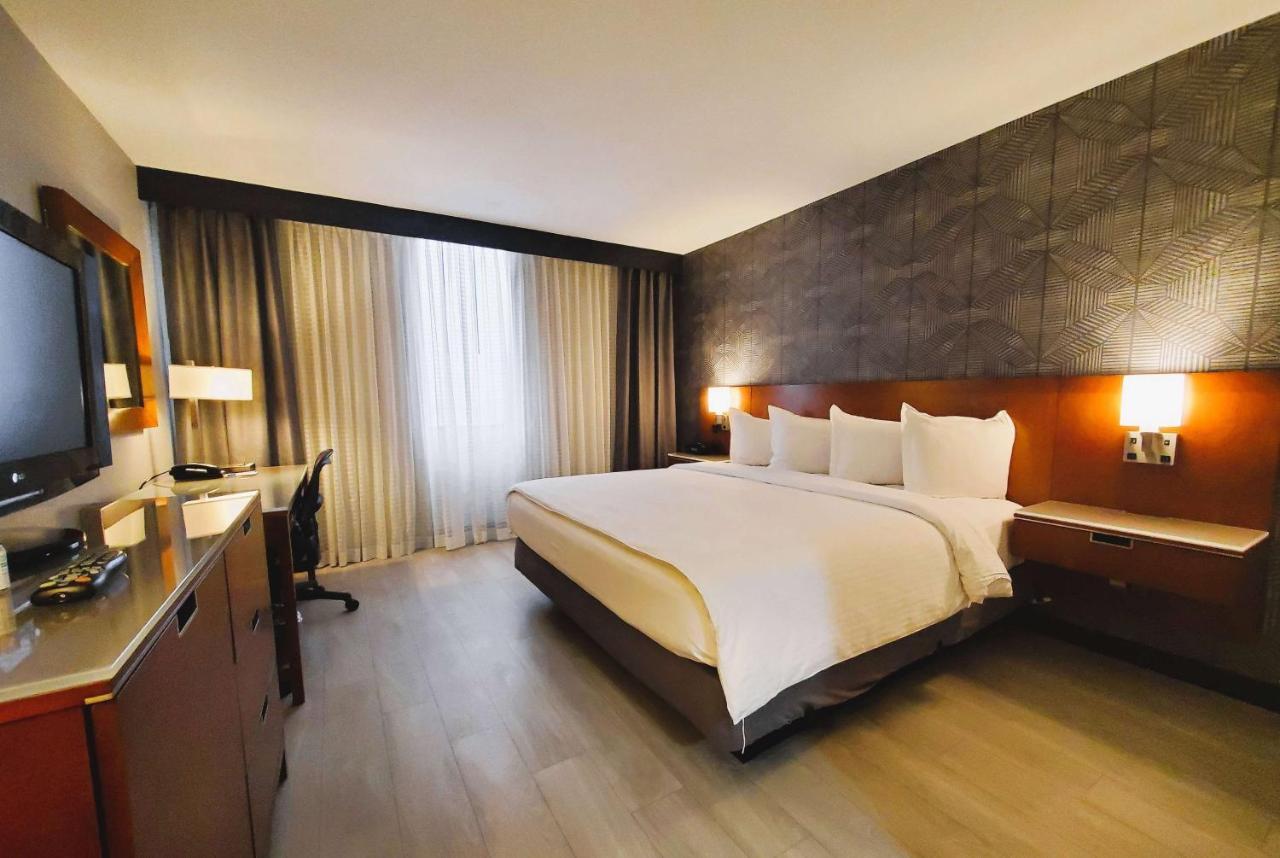 Wyndham Airport Hotel