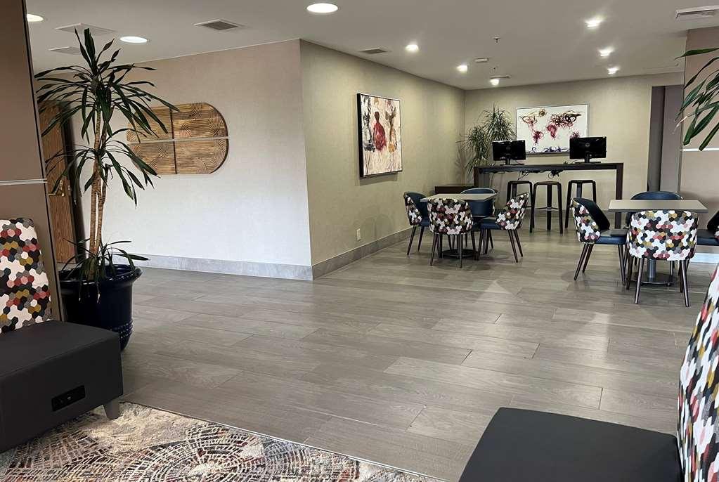 Wyndham Airport Hotel 3*