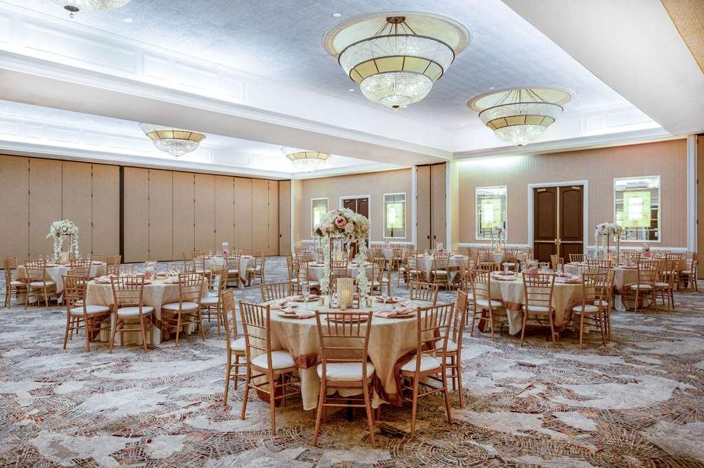 Wyndham Airport Hotel 3*