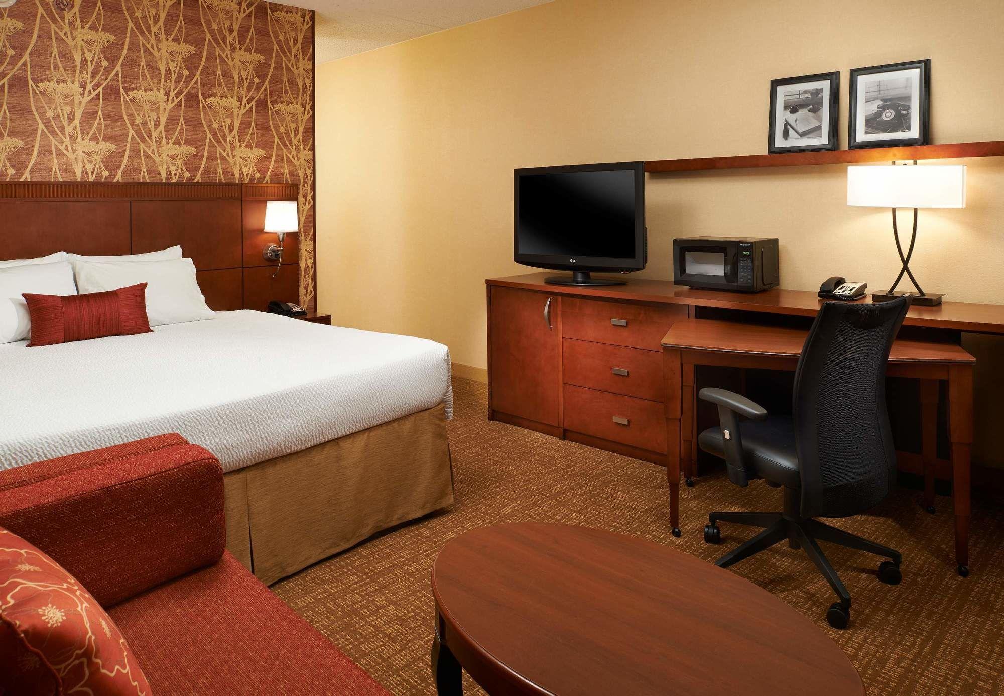 Courtyard By Marriott Castleton Hotel