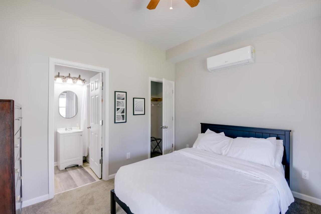 Holiday home With Porch - Close To Mile Square! *