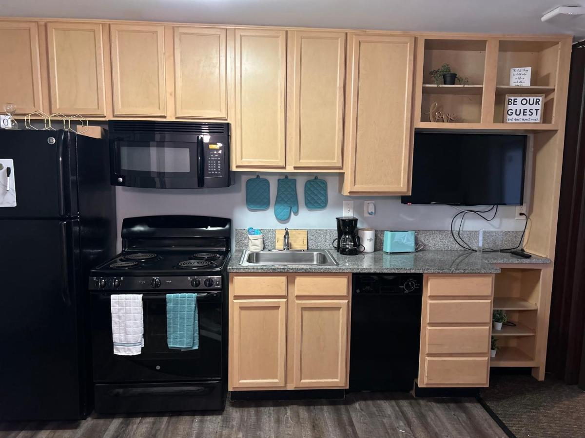 Spooky Low Rate!! Downtown With Free Parking Apartment Indianapolis