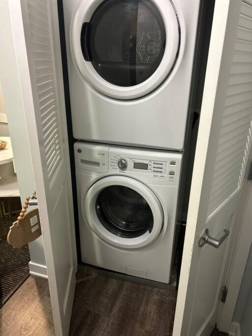 Spooky Low Rate!! Downtown With Free Parking Apartment