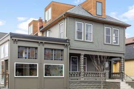 Modern Architect's Duplex By Cozysuites *