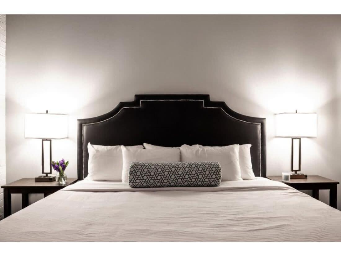 Contemporary 2br 2ba By Cozysuites