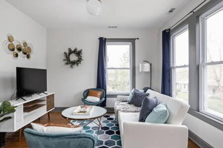 Modern Architect's Duplex By Cozysuites Holiday home