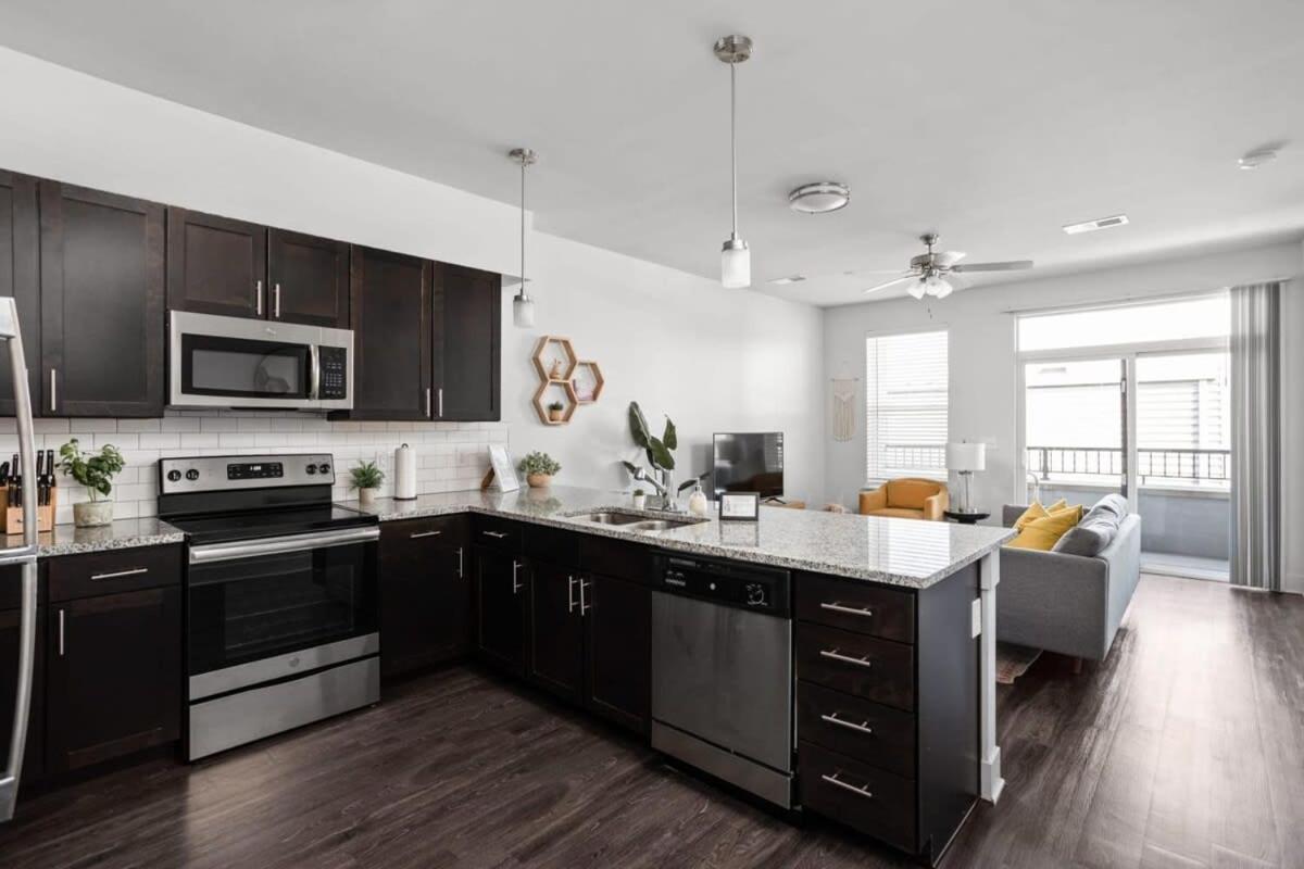 Cozysuites Upscale 2br Near Fashion Mall Apartment