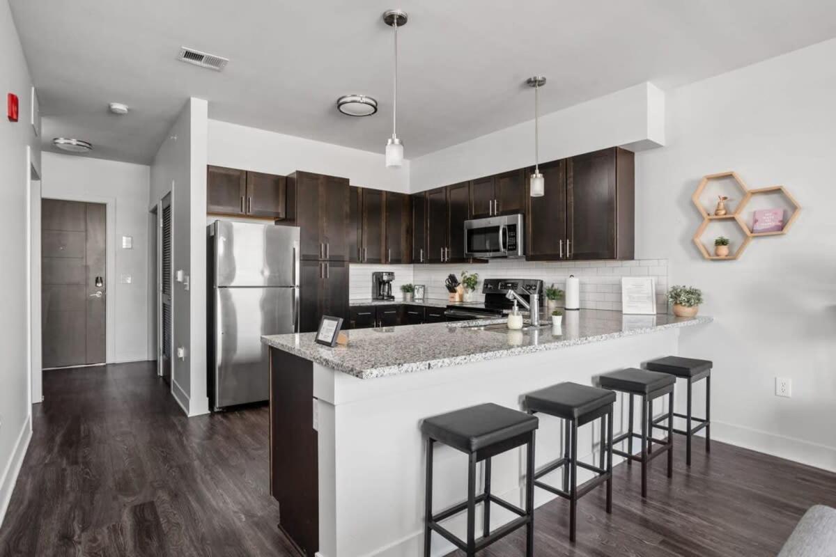 Cozysuites Upscale 2br Near Fashion Mall Apartment